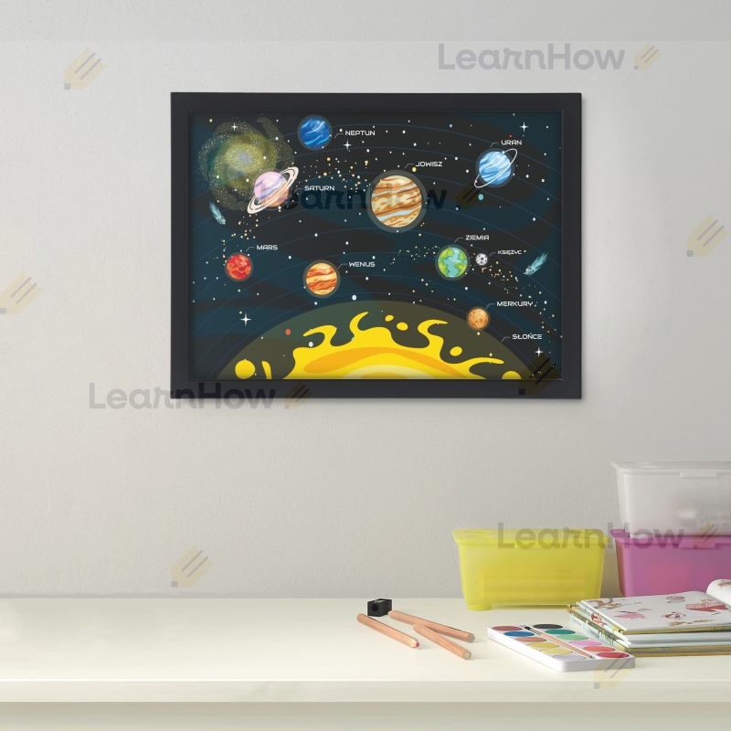 Na ścianie czarna kosmos.jpg